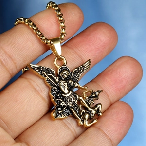 Detailaufnahme des Vintage-Goldanhängers St. Michael mit geprägten 3D-Engelsflügeldetails