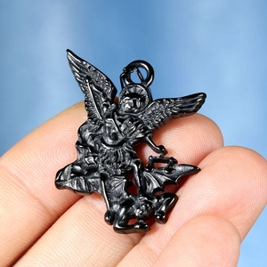 Vintage Erzengel Michael Anhänger Halskette in Schwarz mit feiner religiöser Gravur