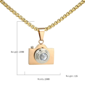 Collier caméra en acier titane doré avec lentille en zircon 20mm x 20mm