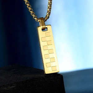 Ciondolo rettangolare dorato minimalista con motivo a scacchi su collana a catena box