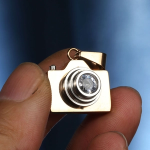 Collier mode avec pendentif appareil photo en or rose et lentille en oxyde de zirconium