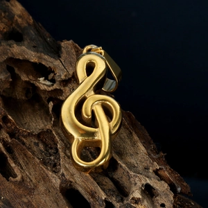 Pendentif clé de sol doré élégant pour homme et femme sur un support en bois