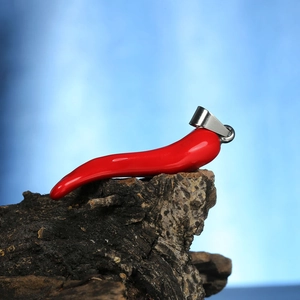 Italian lucky horn red chili pendant in polished finish on natural wood background