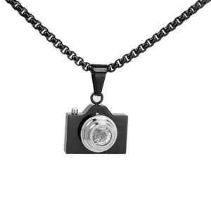 Collier avec pendentif appareil photo noir en acier titane et lentille en pierre zircon