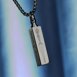 Détail d'un pendentif pilier en acier inoxydable noir avec motif religieux phurba gravé