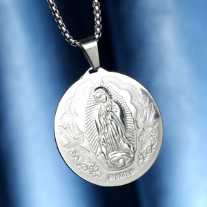 Relief détaillé de Notre-Dame de Guadalupe sur un pendentif rond en acier inoxydable