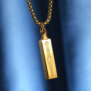 Pendentif bouteille de parfum en acier doré avec gravure Phurba sur soie bleue