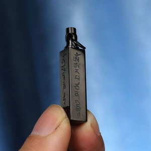 Pendentif flacon de parfum en acier titane noir punk avec mantra tibétain