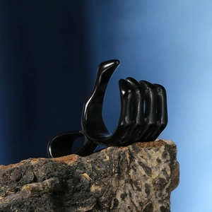 Pendentif main de squelette noir de style gothique sur une écorce naturelle