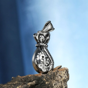 Détail macro du pendentif sac de fortune argenté vintage avec caractère Fu sur bois