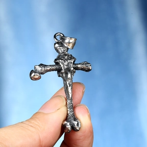 Pendentif croix punk gothique avec texture squelettique en acier inoxydable argenté vieilli
