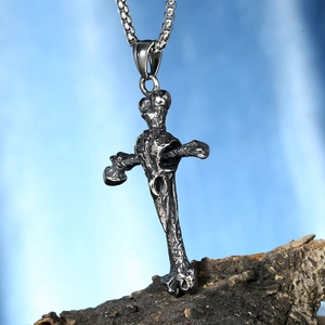 Détail d'un pendentif croix en acier inoxydable punk avec texture oxydée vintage