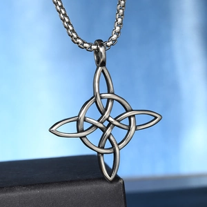 Vue macro d'un pendentif nœud celtique viking argenté rétro avec chaîne en acier