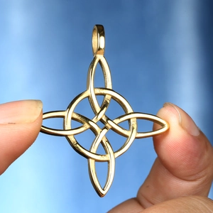 Pendentif nœud celtique doré poli pour homme dans un style viking minimaliste
