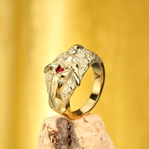Bague masque style hip hop en acier doré 18K avec ailes et gemme rouge centrale
