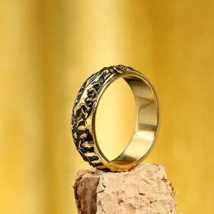 Bague viking loup en or antique avec une texture de relief imitant l'écorce d'arbre