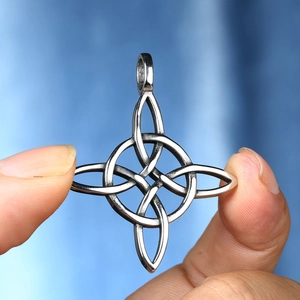 Vue macro d'un pendentif nœud celtique argenté vintage en acier inoxydable vieilli