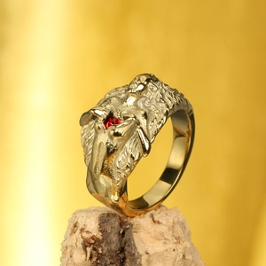 Bague en acier inoxydable 18K doré avec masque en relief et pierre précieuse rouge