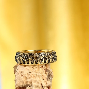 Détail de la bague loup avec montagnes forestières en relief et paysage de ciel étoilé