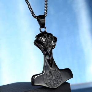 Pendente Mjolnir vichingo con teschio di corvo e rune Vegvisir su catena in acciaio nero