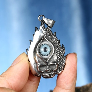 Pendentif crâne gothique en acier inoxydable argenté avec œil bleu réaliste