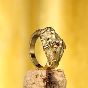 Bague masque hip hop plaquée or 18K en acier inoxydable avec zircon rouge sur pierre
