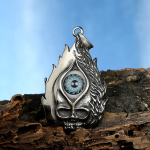 Pendentif crâne gothique avec œil bleu et motifs de flammes en acier inoxydable vintage