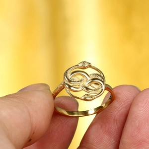 Bague rétro double serpent en acier doré avec texture d'écailles et design de signe infini