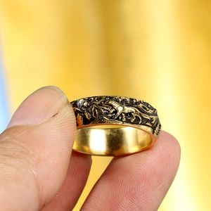 Bague loup viking en acier inoxydable or et noir avec relief de forêt et montagne