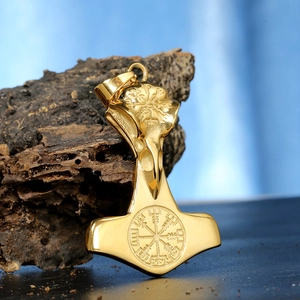 Ciondolo martello di Thor dorato con teschio di uccello e Vegvisir su legno rustico