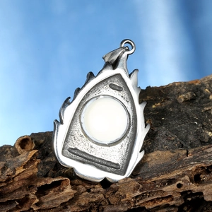 Pendentif flamme gothique en acier inoxydable avec pierre blanche sur bois