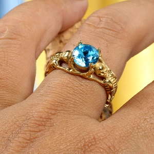 Macro di anello con teschio dorato in stile punk con pietra di zircone blu chiaro