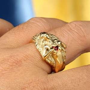 Bague vintage en acier doré 18K avec portrait en relief et pierre de rubis rouge centrale