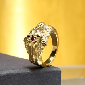 Détail macro de la bague en or avec portrait en relief et petite pierre rouge sertie