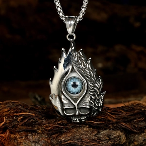 Détail macro d'un pendentif tête de mort gothique avec œil bleu et texture de flamme