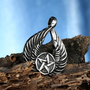 Vintage Anhänger mit Teufel Engelsflügeln und Pentagramm auf Baumrinde aus Edelstahl