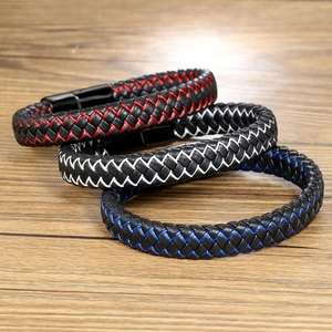 Trois bracelets en cuir tressé avec fermoirs en acier titane en différentes couleurs