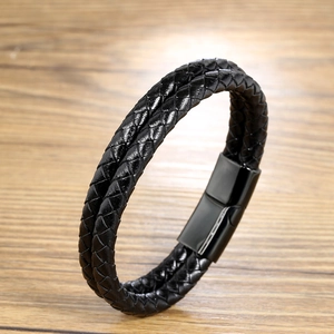 Bracelet multicouche en cuir noir pour homme avec fermoir magnétique sur surface en bois