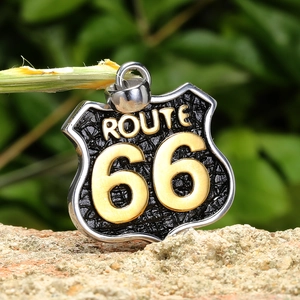 Vintage Route 66 Anhänger aus Edelstahl mit goldener Schrift auf rotem Steingrund