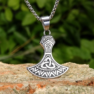Collier avec pendentif hache de rune viking en argent vieilli sur brique rustique