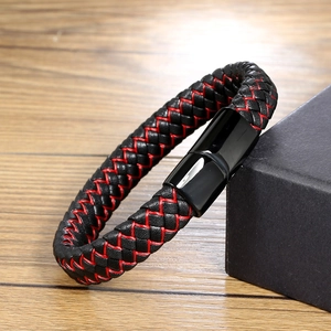 Gros plan sur un bracelet tressé en cuir pour homme avec fermoir magnétique en métal
