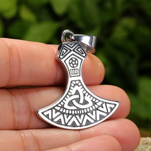 Pendentif hache Viking de Thor en acier inoxydable avec nœud celtique et motifs runes