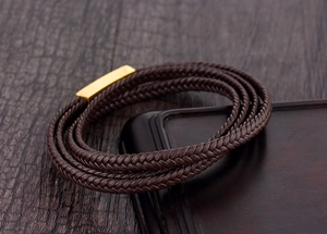 Détail du cordon en cuir tressé multicouche marron foncé avec un fermoir magnétique doré