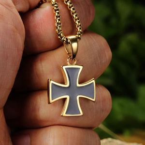 Collier avec pendentif croix en acier inoxydable et émail gris sur chaîne box