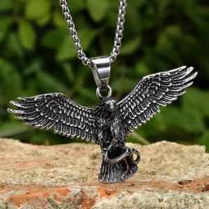 Pendentif aigle et serpent robuste en acier inoxydable antique sur une chaîne maille vénitienne