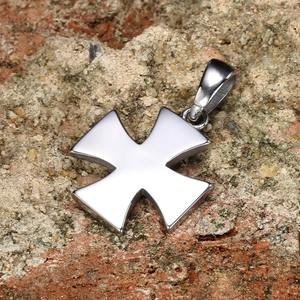 Gros plan du pendentif croix de Malte en acier inoxydable poli avec finition miroir éclatante