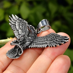 Pendentif aigle rétro en acier inoxydable avec plumes détaillées sur collier argenté