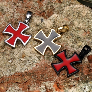 Trois pendentifs croix en acier inoxydable avec émail coloré sur fond texturé rustique