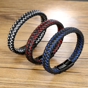 Trois bracelets en cuir tressé pour homme avec fermoir magnétique en acier poli