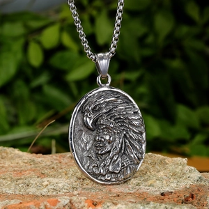 Collier avec pendentif ovale chef indien en acier inoxydable vintage et coiffe d'aigle